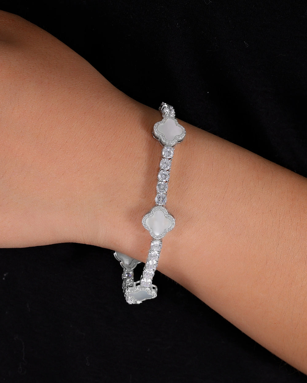 MOISSANITE PEARL CLOVERS BRACELET.